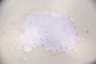 糖粉加入奶油提前备用。