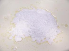 糖粉加入奶油提前备用。