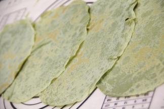 然后，一张叠一张的铺开，备用。