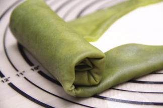 在将班戟皮从左到右卷起来。