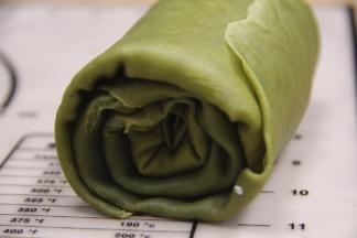 卷好后，用保鲜膜包起，放冰箱冷藏30分钟。