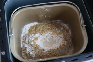 将所有材料，放入面包桶内。