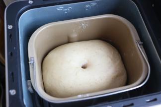 揉好的面团，选择发酵程序。
当面团发酵至两倍大，用手指沾面粉轻轻的扎个洞，面团不塌陷不回缩即可。