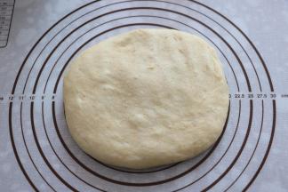 取出面团，排气。