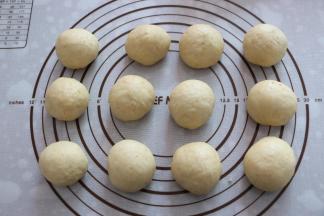 揉圆，盖保鲜膜静置10分钟。