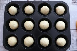 将揉好的面团放入模具中，放置温暖湿润处进行二发。