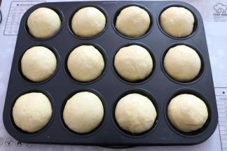 面团发酵至两倍大时，表面刷蛋液。