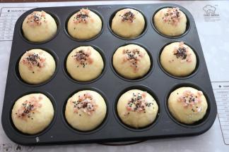 撒香肠颗粒、黑芝麻进行装饰。