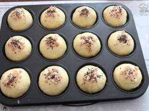 撒香肠颗粒、黑芝麻进行装饰。
