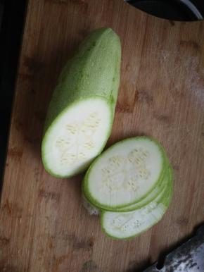西葫芦先切成片