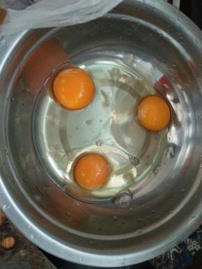 三鸡蛋打散入碗