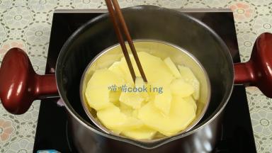 蒸大概10分钟，用筷子能轻易夹断土豆片即可。