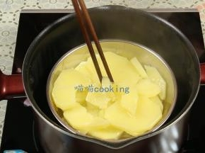 蒸大概10分钟，用筷子能轻易夹断土豆片即可。