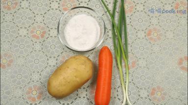 材料：土豆、玉米淀粉、胡萝卜、葱。