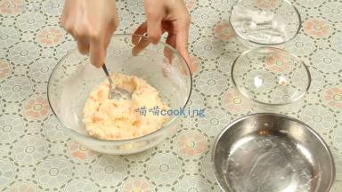 搅拌均匀，土豆含水量不同，加入的玉米淀粉的量也会不一样，大家做的时候可以少量多次加入淀粉，揉到不粘手的时候就可以了 。