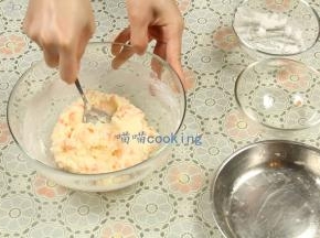搅拌均匀，土豆含水量不同，加入的玉米淀粉的量也会不一样，大家做的时候可以少量多次加入淀粉，揉到不粘手的时候就可以了 。