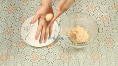 取一小团土豆泥混合物，放手里搓圆。
