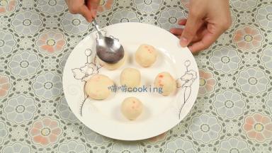 用勺子背面将其轻轻压扁（勺子背面可以沾点水防粘），也可以用手直接摁扁。