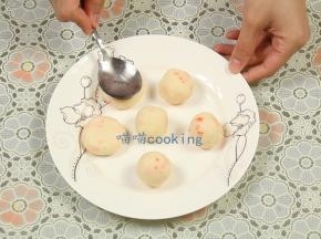 用勺子背面将其轻轻压扁（勺子背面可以沾点水防粘），也可以用手直接摁扁。
