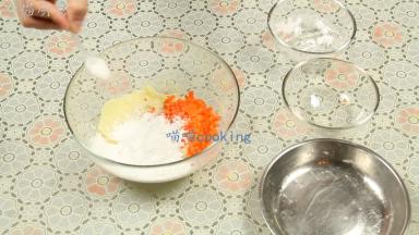 蒸好的土豆倒入一个大碗里，用勺子压成土豆泥，尽量压的细腻些。加入胡萝卜丁、玉米淀粉、适量的盐、胡椒粉调味。