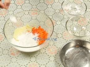 蒸好的土豆倒入一个大碗里，用勺子压成土豆泥，尽量压的细腻些。加入胡萝卜丁、玉米淀粉、适量的盐、胡椒粉调味。