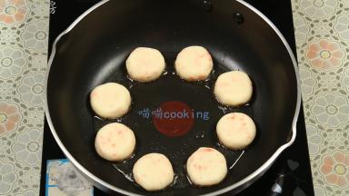 不粘锅内放入适量的油，放入土豆饼，小火慢慢煎。