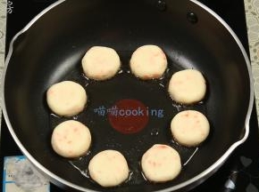 不粘锅内放入适量的油，放入土豆饼，小火慢慢煎。
