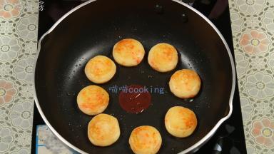 一面煎好后翻面，煎另一面；煎熟至两面都为金黄色时，就可以关火了。