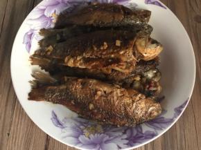 将鱼捞出摆入盘中