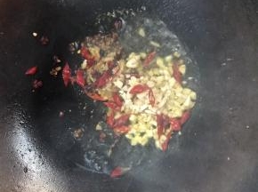 锅中留底油，加入姜、蒜末，干辣椒和花椒爆香