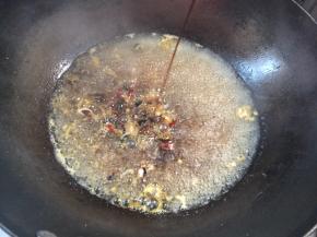 加入胡椒粉、香醋和酱油