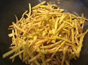 倒入炸好的土豆丝