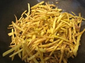 倒入炸好的土豆丝