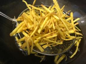 炸至金黄色捞出控油