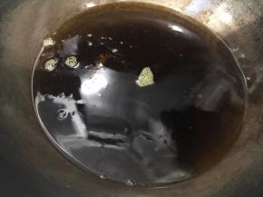 锅置火上，倒入半锅中，烧至七成热