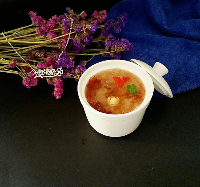 银耳桃胶莲子甜汤