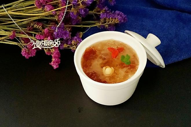 银耳桃胶莲子甜汤