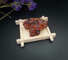 把桃胶浸泡十个小时，挑去杂质，洗净。