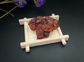 把桃胶浸泡十个小时，挑去杂质，洗净。