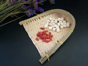 莲子浸泡几个小时，枸杞洗净。