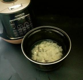再把桃胶、银耳、莲子放入锅中，加入没过食材的清水。