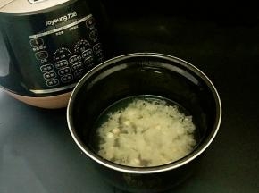 再把桃胶、银耳、莲子放入锅中，加入没过食材的清水。