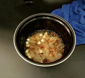 好了之后加入冰糖，枸杞闷几分钟即可。