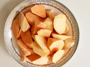 红薯洗干净去皮，切滚刀块备用（小一点容易熟）