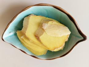 生姜洗干净去皮切薄片