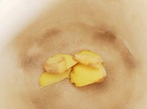 砂锅放在炉子上，放入生姜片