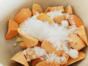 放入红薯和白糖