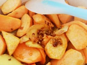 小火慢慢烧至白糖融化后加入桂花蜜，搅拌均匀盖起盖子闷十五分钟左右，期间用刮刀翻面，以免糊底