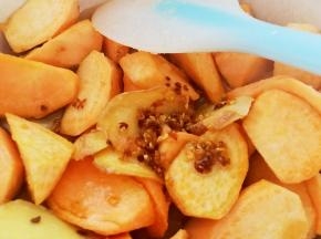 小火慢慢烧至白糖融化后加入桂花蜜，搅拌均匀盖起盖子闷十五分钟左右，期间用刮刀翻面，以免糊底
