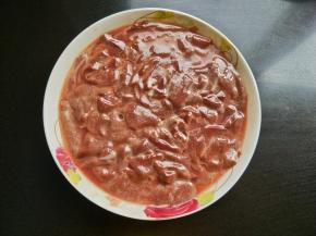 猪肝泡水洗净，切片后再泡水洗出血水，放盐，料酒，淀粉抓匀。